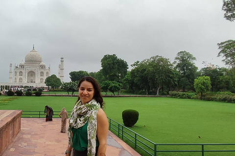 Depuis Delhi : visite guidée du Taj Mahal en voiture Innova CrystaCircuit avec chauffeur et guide uniquement