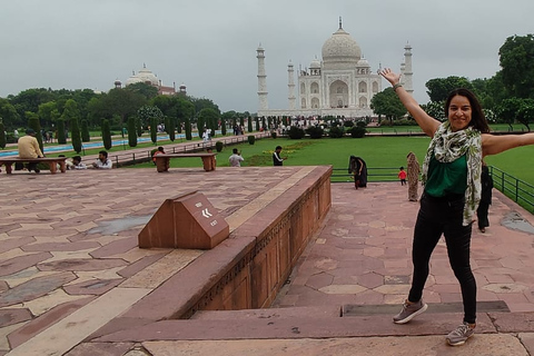 Depuis Delhi : visite guidée du Taj Mahal en voiture Innova CrystaCircuit avec chauffeur et guide uniquement