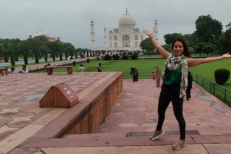 Depuis Delhi : visite guidée du Taj Mahal en voiture Innova CrystaCircuit avec chauffeur et guide uniquement