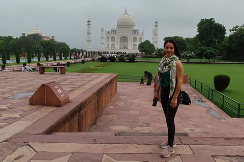 Depuis Delhi : visite guidée du Taj Mahal en voiture Innova CrystaCircuit avec chauffeur et guide uniquement