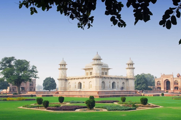 Depuis Delhi : visite guidée du Taj Mahal en voiture Innova CrystaCircuit avec chauffeur et guide uniquement
