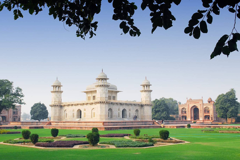 Depuis Delhi : visite guidée du Taj Mahal en voiture Innova CrystaCircuit avec chauffeur et guide uniquement