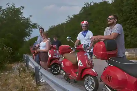 Desenzano del Garda: Visita o Lago de Garda de Vespa guiada por uma aplicação