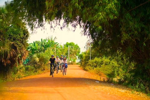 Mit dem Fahrrad durch die Landschaft von Siem Reap mit lokalem Führer