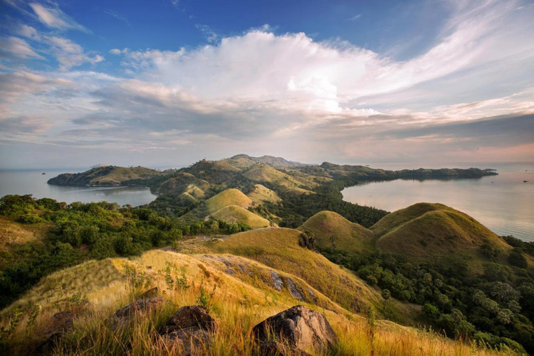 Labuan Bajo: Tour di mezza giornata con grotta di Rangko e spiaggia per lo snorkelingPomeriggio Partenza