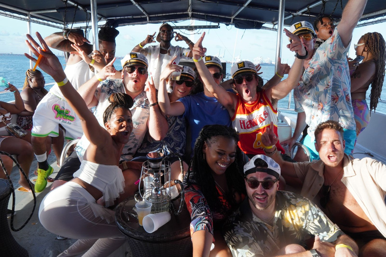 Fiesta en barco con bebidas y comida ilimitadas