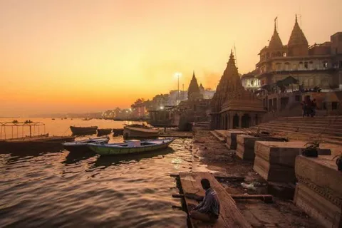 Varanasi: Night Boat Ride, Aarti Ceremony and Dinner