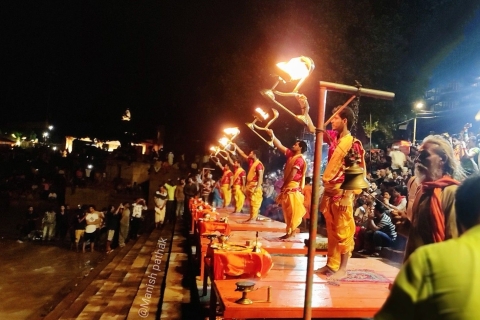 Varanasi : Promenade nocturne en bateau, cérémonie de l'Aarti et dîner