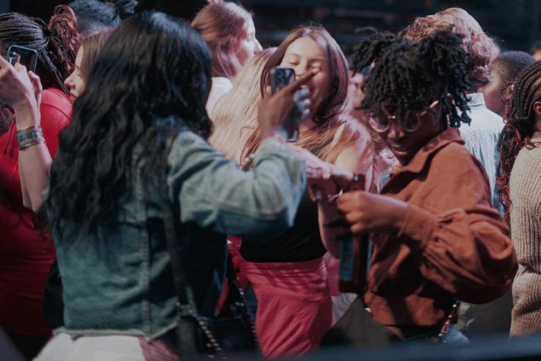 Nairobi: tour della vita notturna con cena, bevande e ingresso in discotecaEsperienza privata di vita notturna a Nairobi con bevande