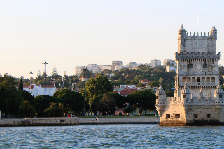 Lisboa: Excursión panorámica en barco al atardecer con bebidas