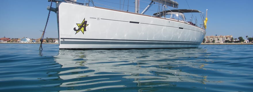 Location privée d'un voilier de luxe avec équipage ; demi-journée