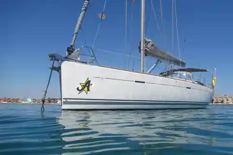 Luxuriöser, privater Segelyachtcharter mit Crew; Halbtag