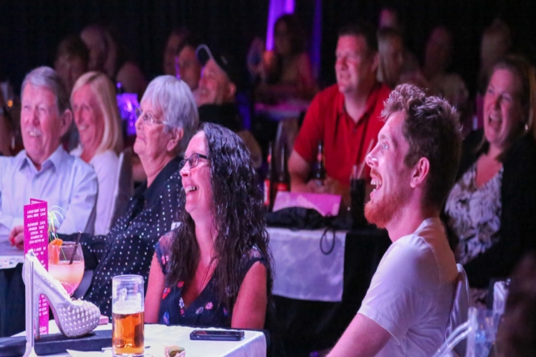 Tenerife: ticket en diner voor de comedy-dragshow Music Hall TavernToegangsbewijs met diner en ophalen bij hotel aan de westkust