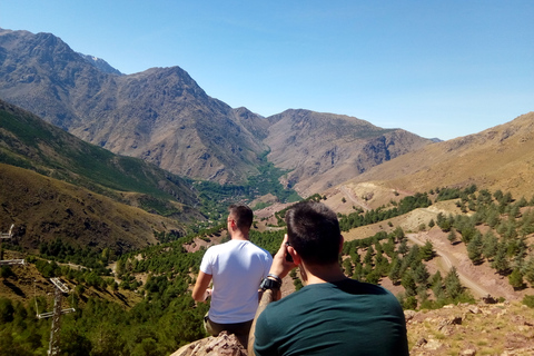 Montagnes de l'Atlas et majestueux village berbère