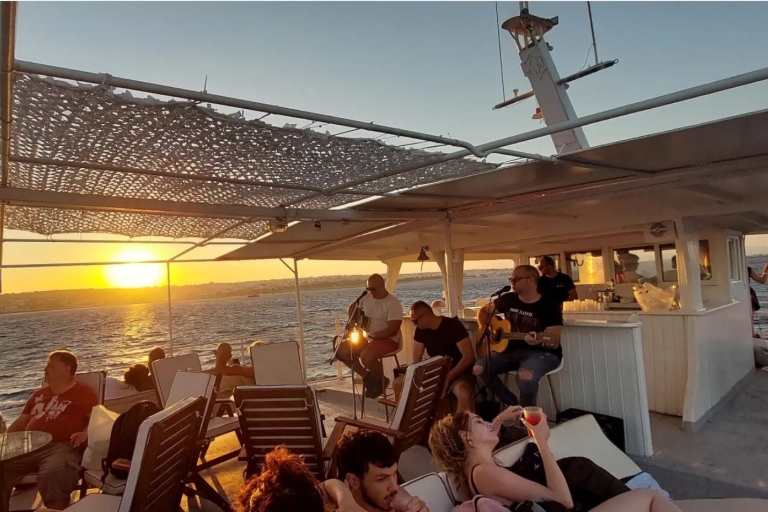 Rhodos: Sunset Cruise met live muziek, Grieks buffet en wijnRhodos: alles incl. zonsondergangdiner, livemuziek, cocktails en drankjes
