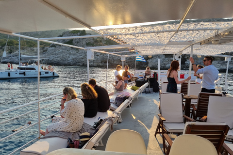 Rhodes : Croisière au coucher du soleil avec musique live, buffet grec et vinRhodes : Tout compris Coucher de soleilDîner, Musique live, Cocktails et boissons