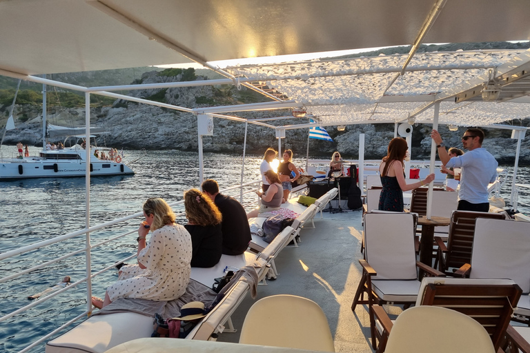 Rhodos: Sunset Cruise met live muziek, Grieks buffet en wijnRhodos: alles incl. zonsondergangdiner, livemuziek, cocktails en drankjes