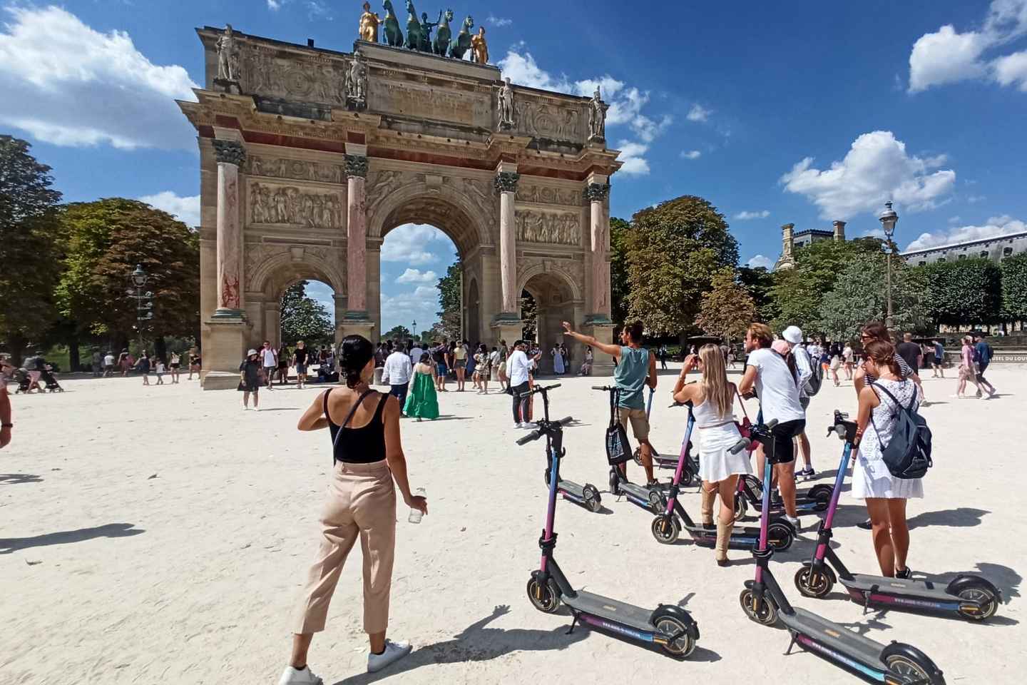 地元ガイドと行くパリ少人数Eスクーターツアー