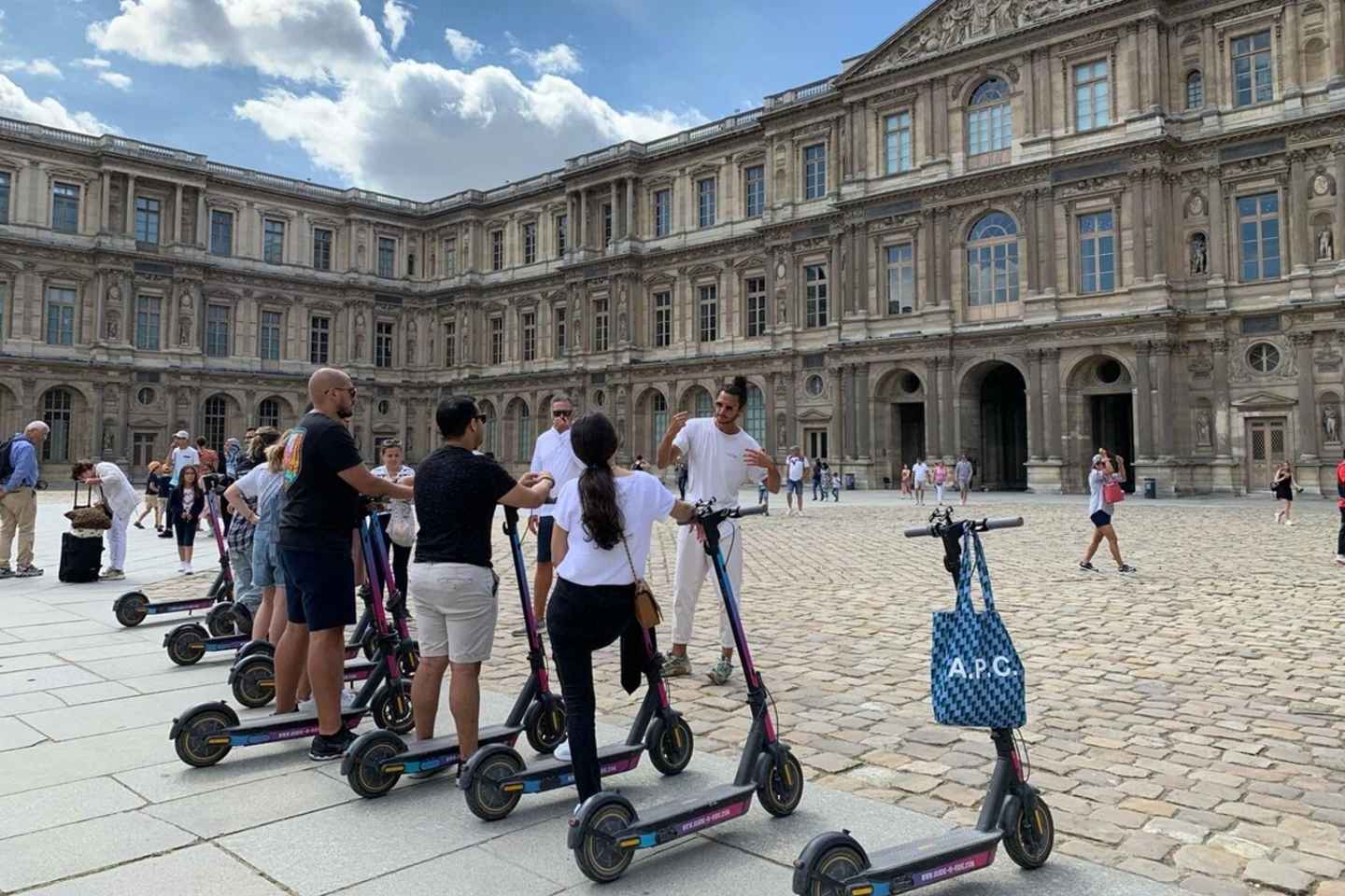 地元ガイドと行くパリ少人数Eスクーターツアー