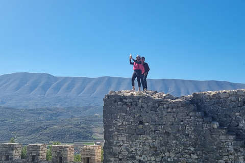 Depuis Tirana : Excursion d'une journée à BeratAu départ de Tirana : Visite guidée des lacs de Berat et de Belshi