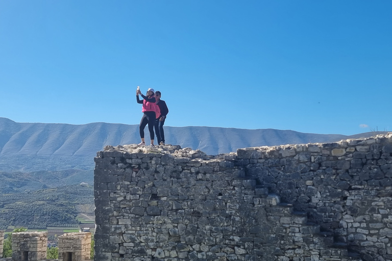 Depuis Tirana : Excursion d'une journée à BeratAu départ de Tirana : Visite guidée des lacs de Berat et de Belshi