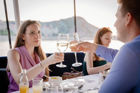 Budapest: Abendliche Schifffahrt und Abendessen mit BegrüßungsgetränkNeues vegetarisches Menü