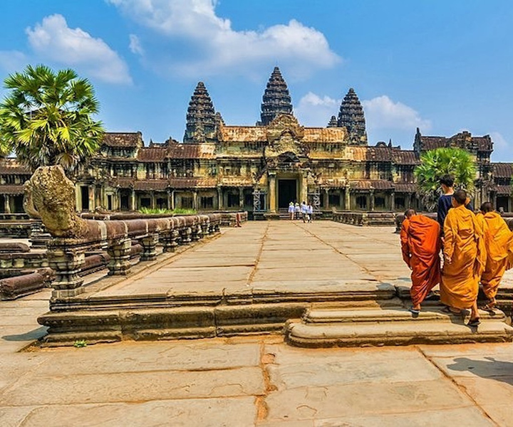 Cycle tour to Angkor Wat temple included lunch and snacks
