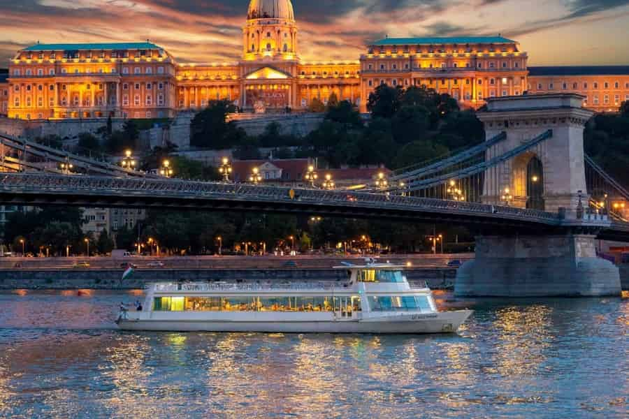 Budapest: Abendliche Schifffahrt und Abendessen mit Begrüßungsgetränk. Foto: GetYourGuide