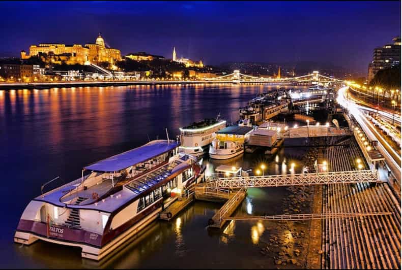 Budapest SightseeingBootsfahrt mit unbegrenzten Getränken GetYourGuide