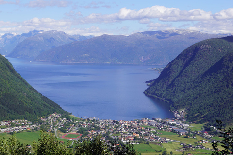 Voss: Geführte Fjord- und Gletschertour nach FjærlandGeführte Fjord- und Gletschertour: Rundfahrt Voss-Fjearland