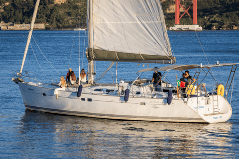 Lisboa: Passeio de Barco - o Veleiro mais ConfortávelTour Privado