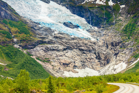 Voss: Geführte Fjord- und Gletschertour nach FjærlandGeführte Fjord- und Gletschertour: Rundfahrt Voss-Fjearland