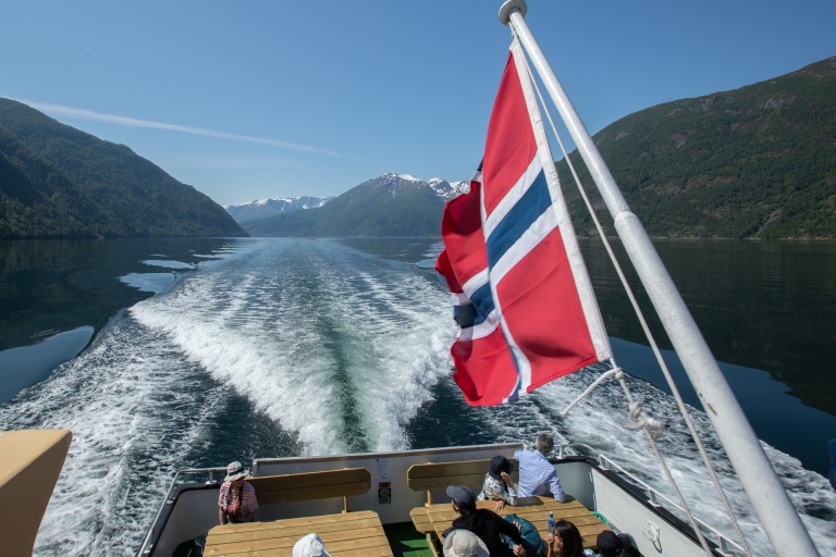 Voss: Geführte Fjord- und Gletschertour nach FjærlandGeführte Fjord- und Gletschertour: Rundfahrt Voss-Fjearland