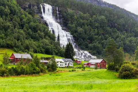 Voss: Geführte Fjord- und Gletschertour nach FjærlandGeführte Fjord- und Gletschertour: Rundfahrt Voss-Fjearland