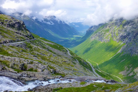 Voss: Excursão guiada pelos fiordes e geleiras para FjærlandVoss: Tour guiado pelos fiordes e geleiras de Fjærland