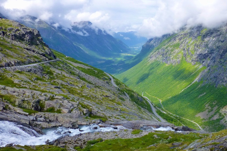 Voss: Excursão guiada pelos fiordes e geleiras para FjærlandVoss: Tour guiado pelos fiordes e geleiras de Fjærland