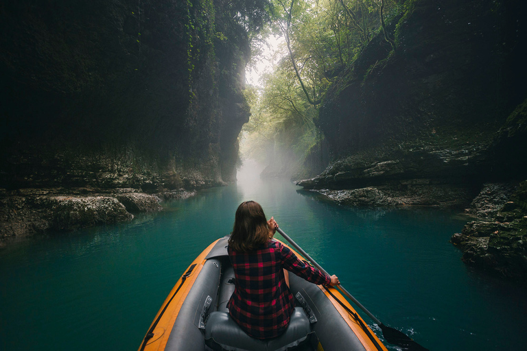 Van Tbilisi: Kutaisi Canyons en Caves Full Day Tour