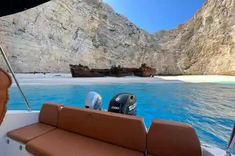 Cruzeiro Privado em Zante para a Praia dos Naufrágios e Grutas Azuis (max 9)