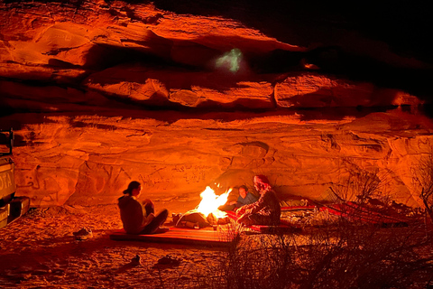 瓦迪拉姆日落吉普之旅：贝都因晚餐与星空观测瓦迪拉姆日落吉普之旅，含贝都因晚餐与星空观测