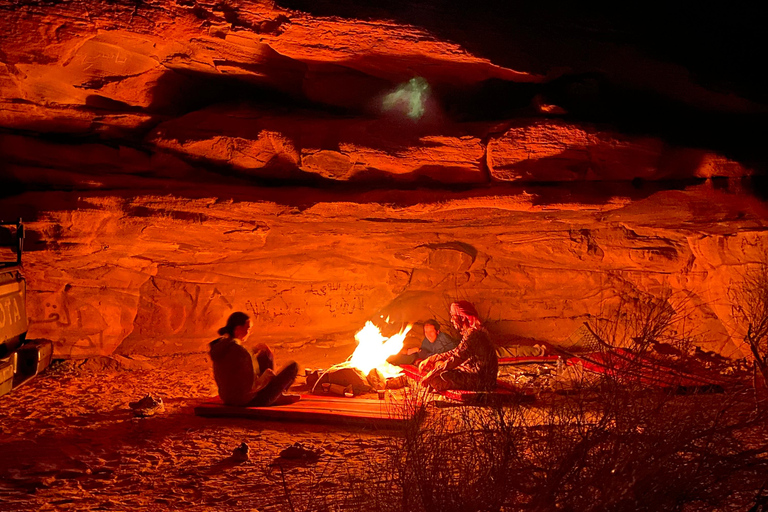 瓦迪拉姆日落吉普之旅：贝都因晚餐与星空观测瓦迪拉姆日落吉普之旅，含贝都因晚餐与星空观测