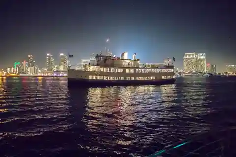 San Diego: New Year's Eve Early Buffet Dinner Cruise