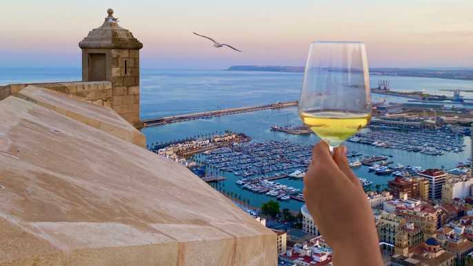 Alicante: Cata de Vinos del Castillo de Santa Bárbara con Embutidos