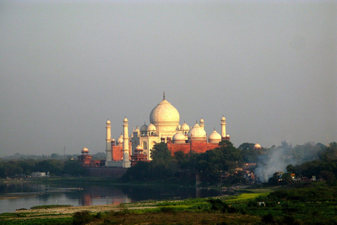 De Delhi: excursão privada ao Sunrise Taj Mahal sem entradaDe Delhi: excursão privada ao nascer do sol no Taj Mahal com guia