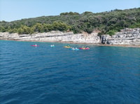 Pula, Blue Cave Kayak Tour con nuoto e snorkeling - Hizvo