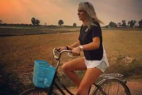 Passeios de bicicleta ao pôr do sol no campo em pequenos grupos