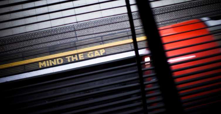 London: Voden ogled skrite postaje podzemne železnice na Charing Crossu