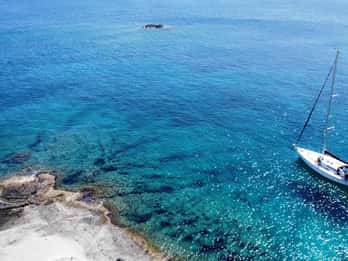 From Paros: Private Sailing Cruise with Lunch and Snorkeling