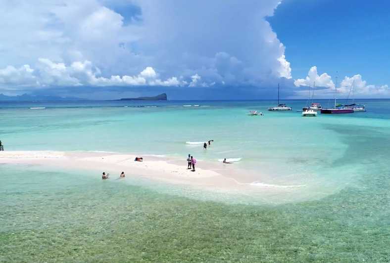 Гранд-Байе: круиз на катамаране по 3 островам с обедом и подводным плаванием