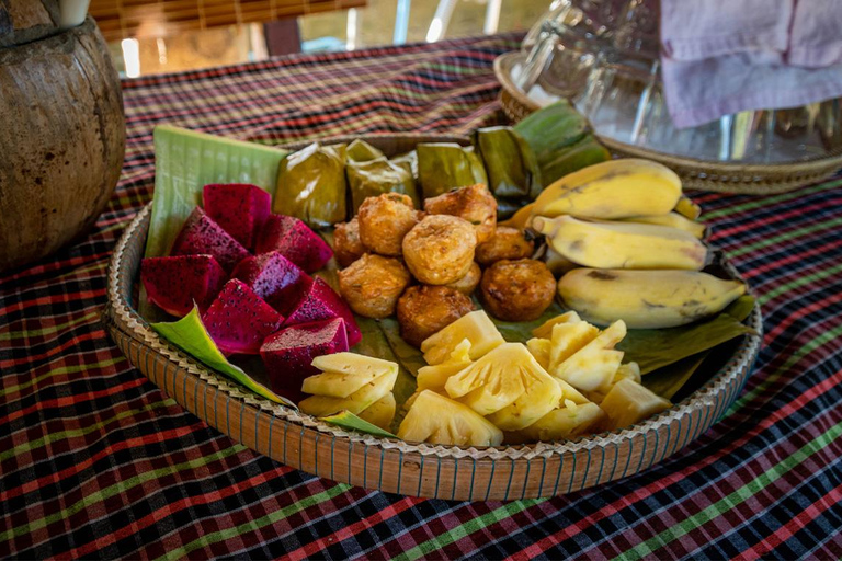 Phnom Penh: Guided City Bike Tour with Snacks