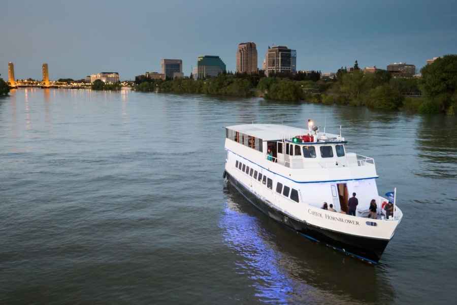 Sacramento: Silvester Rock The Yacht Cruise. Foto: GetYourGuide
